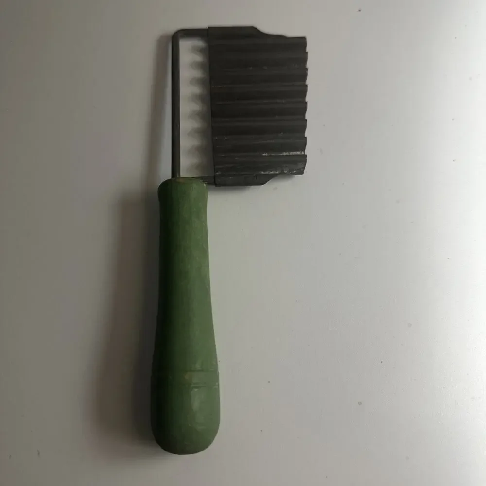 Metal Vegetable Cutter Wavy Crinkle Cut Kitchen Utensil Green Wood Handle Vtg